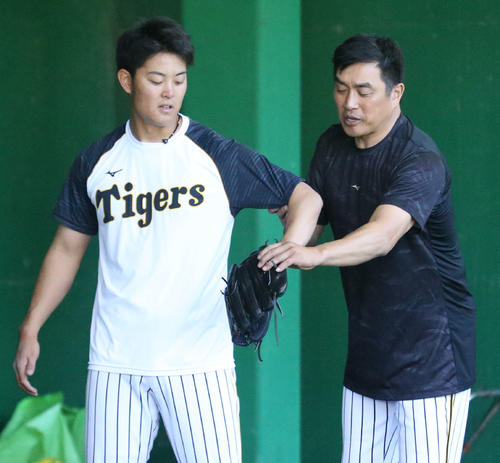 望月（左）を指導する山本昌臨時コーチ（撮影・上山淳一）