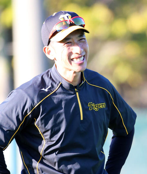 サブグラウンドで個別練習を見て笑顔を見せる矢野監督（撮影・上山淳一）