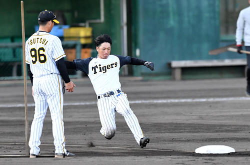 筒井コーチが見守る中、スライディングの練習を行う近本（撮影・前岡正明）