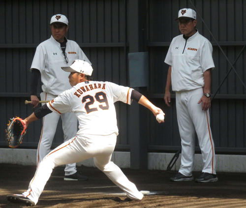 巨人原監督（右）は、宮本投手チーフコーチとともに、鍬原の投球を見つめる（撮影・前田祐輔）