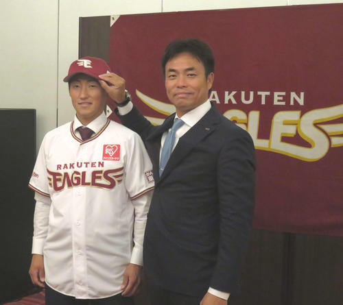 楽天ドラフト1位の大阪ガス・小深田（左）は入団交渉を終え、ユニホーム姿で愛敬スカウト（右）と記念撮影をする（撮影・桑原幹久）