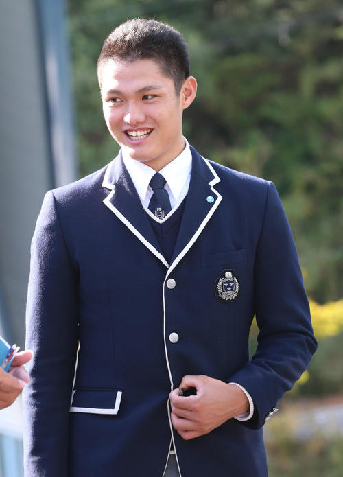 阪神安芸キャンプ2日間の見学を終え引き揚げるドラフト1位の創志学園・西（撮影・上山淳一）