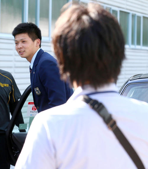 阪神安芸キャンプ2日間の見学を終え引き揚げるドラフト2位の履正社・井上（撮影・上山淳一）