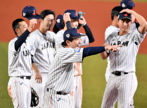 日本対オーストラリア　試合後、秋山を見つけ指さす松田宣（手前）（撮影・滝沢徹郎）
