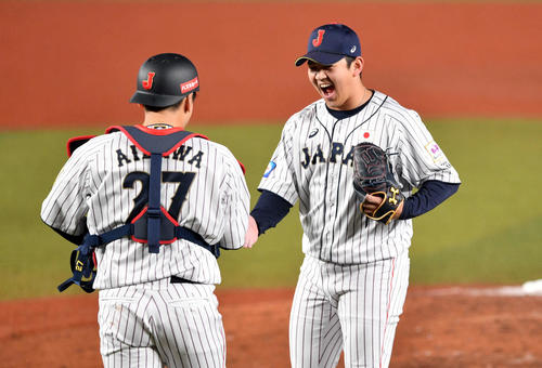 日本対オーストラリア　9回を抑えた山崎（右）は会沢と握手を交わす（撮影・滝沢徹郎）