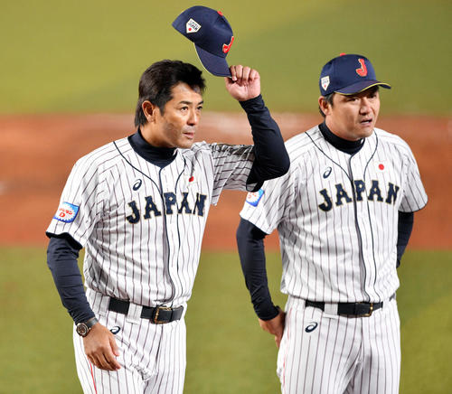 日本対オーストラリア　試合後、ファンの声援に応じる侍ジャパン稲葉監督（左）（撮影・滝沢徹郎）