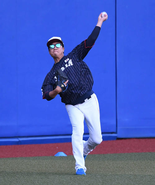 キャッチボールで調整する大野雄（撮影・山崎安昭）