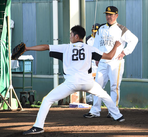 2軍のブルペンで吉住晴斗に投球指導する工藤公康監督（撮影・今浪浩三）