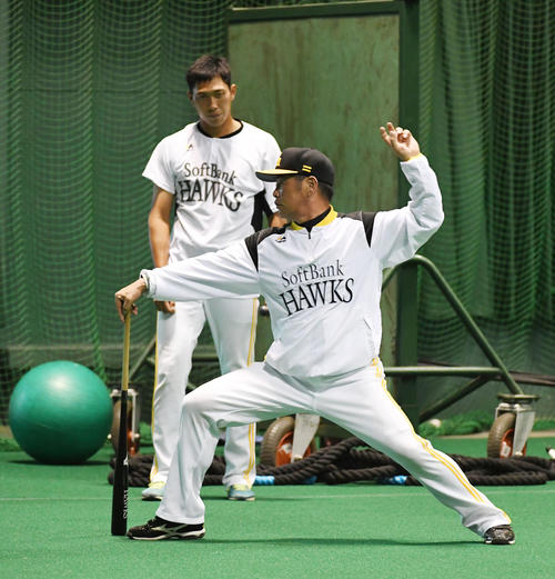 はんぴドームで吉住晴斗に投球指導する工藤公康監督（撮影・今浪浩三）