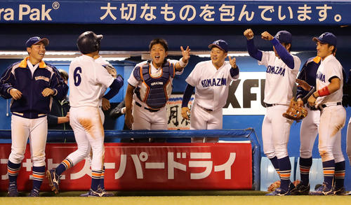 駒大対拓大　8回表駒大2死二塁、平野の適時打で生還した緒方を迎えて喜ぶ駒大ベンチ（撮影・丹羽敏通）