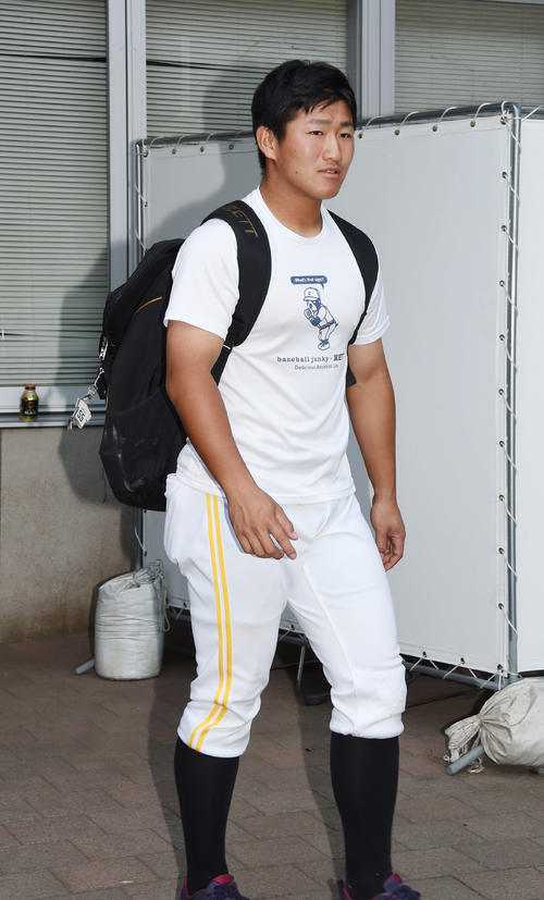 後頭部の痛みがあり病院に向かう野村大樹（撮影・今浪浩三）