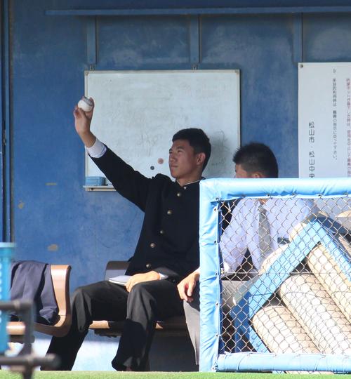 ボールの握りについて話すヤクルトのドラフト1位星稜・奥川（左）（撮影・保坂恭子）