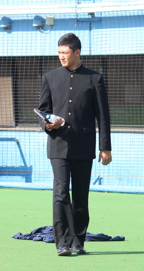 投手練習の見学から移動するヤクルトのドラフト1位星稜・奥川（撮影・保坂恭子）