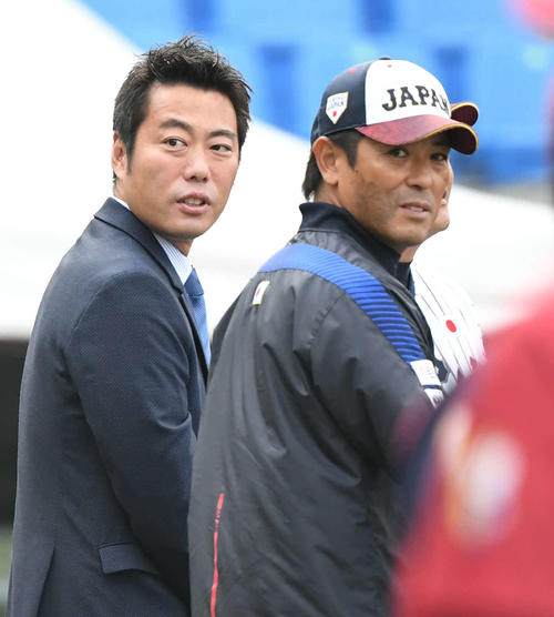 5日、ベネズエラ戦の試合前練習中に稲葉監督と同じ方向を見つめる上原氏