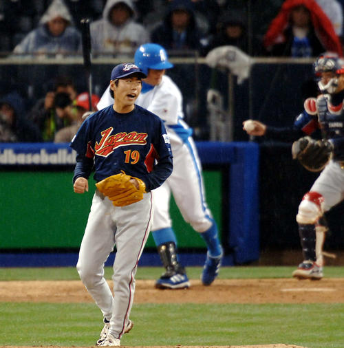 06年3月、WBC準決勝・韓国戦の7回に崔熙渉（チェ・ヒソプ）を三振に取り雄たけびをあげる上原
