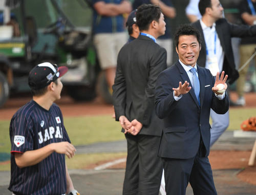 7日、台湾戦の練習中に上原氏（右）は坂本勇に声をかける