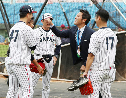 7日、球場に姿を見せた上原氏は巨人投手陣とあいさつする
