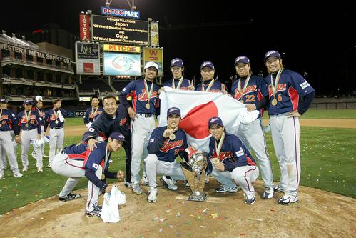 06年3月、WBC優勝で記念撮影する前列左から川崎、上原、清水直、後列左から小笠原、西岡、岩村、里崎、多村