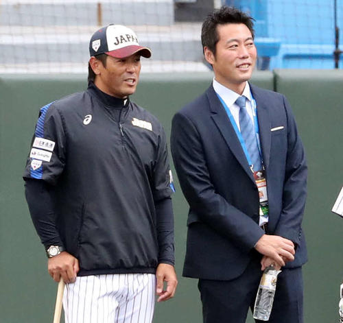 5日、ベネズエラ戦の試合前練習中に稲葉監督（左）と談笑する上原氏