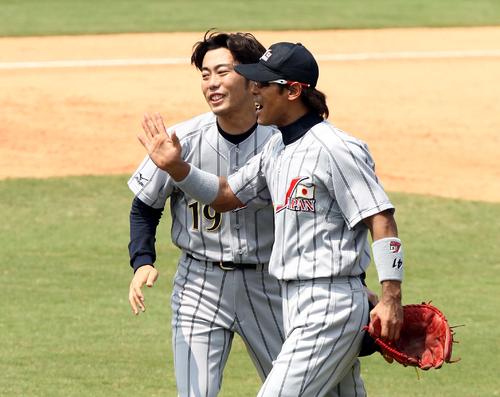 08年8月、カナダ戦で決勝弾の稲葉（右）を笑顔で迎える最後を締めた上原