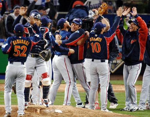 06年3月、WBC準決勝で韓国を下し決勝進出を決め、抑えの大塚（中央左）と抱き合って喜ぶ先発の上原（同右）