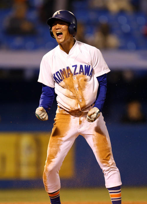 拓大対駒大　5回裏駒大2死一、二塁、平野の適時打で生還し、ガッツポーズする緒方（撮影・大野祥一）
