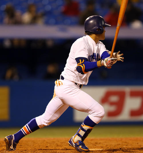 拓大対駒大　5回裏駒大2死一、二塁、左前適時打を放つ平野（撮影・大野祥一）