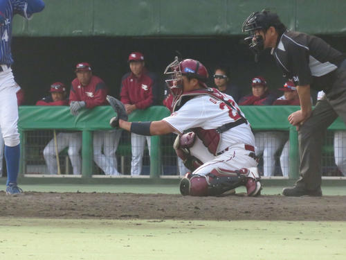 シティライト岡山との練習試合でマスクをかぶる楽天岡島（撮影・桑原幹久）