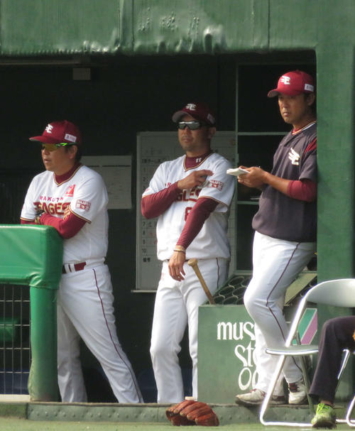 シティライト岡山との練習試合でサインを送る楽天三木監督（中央）（撮影・桑原幹久）
