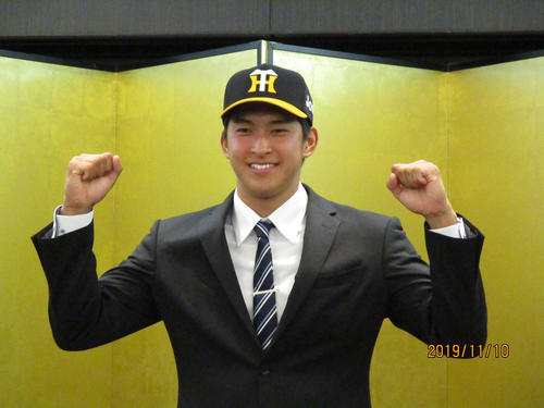 阪神と仮契約を結び、ガッツポーズをする阪神育成2位奥山（撮影・只松憲）