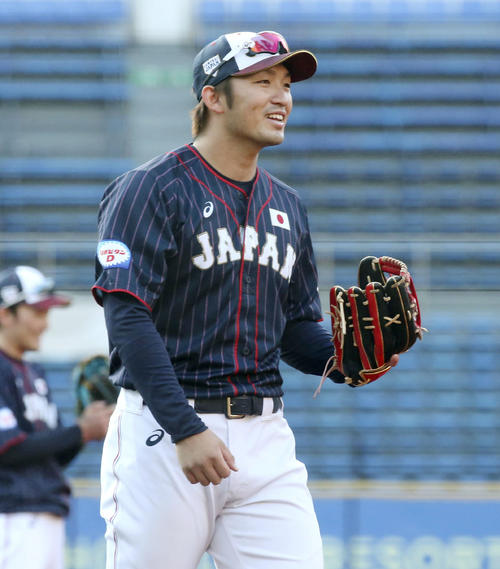 リラックスした表情で調整する鈴木（共同）