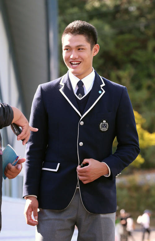 2日間のキャンプ見学を終え引き揚げる阪神ドラフト1位の創志学園・西（撮影・上山淳一）