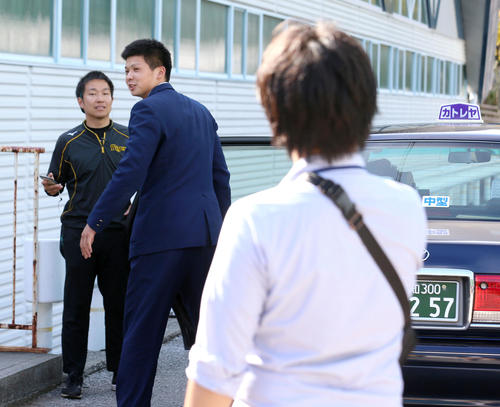 阪神安芸キャンプ2日間の見学を終え引き揚げるドラフト2位の履正社・井上（撮影・上山淳一）