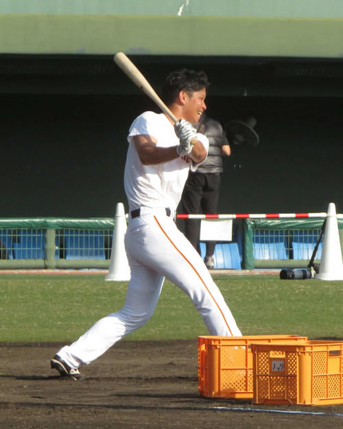 ロングティー打撃でバットを振り込む巨人大城（撮影・久保賢吾）