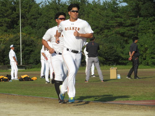 巨人岡本（左）とダッシュする大城（撮影・久保賢吾）