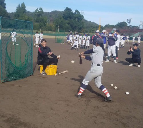 故郷の野球教室で打撃指導する阪神糸井（撮影・酒井俊作）
