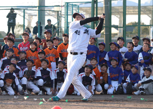 野球教室でロングティーを披露するロッテ宗接。子どもたちは真剣に打球を見つめる（撮影・久永壮真）