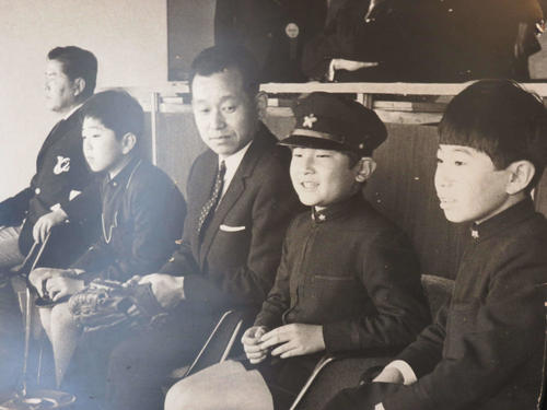 70年ロッテ対巨人の日本シリーズで吉田義男氏はグラブ持参で現天皇陛下に野球解説をする。左端はロッテ中村長芳オーナー（吉田義男氏提供）