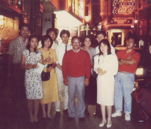 89年6月、ロンドンで当時外務省に勤務していた雅子さま（右から4人目）と写真に納まる吉田義男氏（中央）（吉田氏提供）