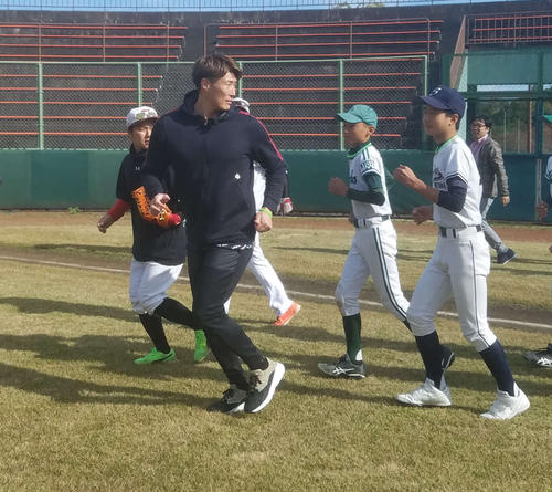 故郷の野球少年少女と軽く感触を確かめながらジョギングする糸井（撮影・酒井俊作）