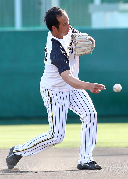 青柳は個別ノックで送球する（撮影・上山淳一）