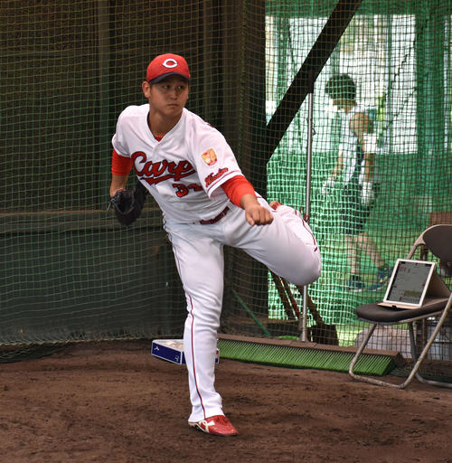 捕手を立たせてブルペン投球を行う広島高橋昂也