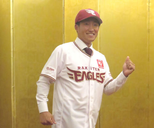 楽天ドラフト1位の大阪ガス・小深田は入団交渉を終え、ダッシュのポーズで自慢の足をアピール（撮影・桑原幹久）