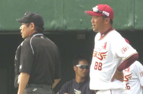 選手交代を告げる楽天三木監督（右）（撮影・桑原幹久）