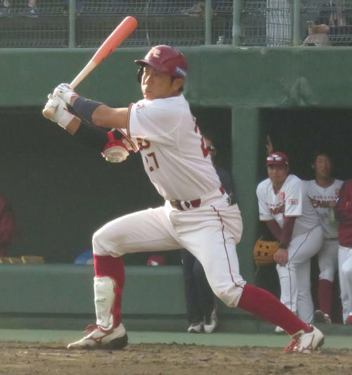 決勝犠飛を放つ楽天岡島（撮影・桑原幹久）