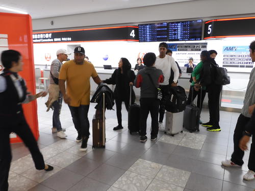 ソフトバンクのデスパイネ（左から3人目）、グラシアル（左から6人目）、モイネロ（右端）は急いで飛行機へと向かう