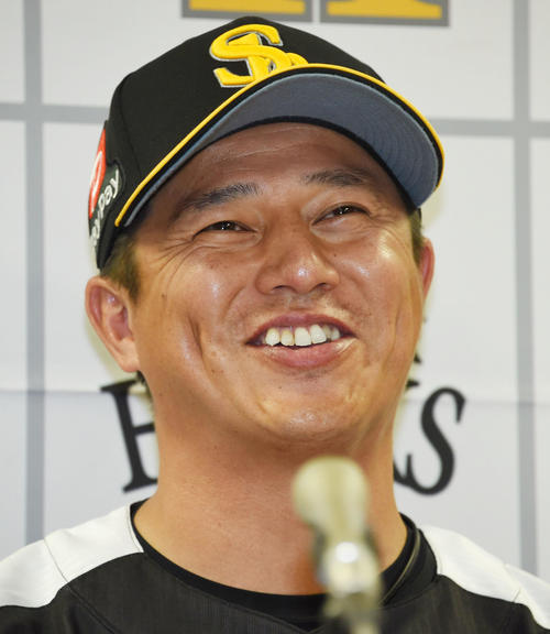 入団会見で笑顔を見せる平石打撃兼野手総合コーチ（撮影・今浪浩三）