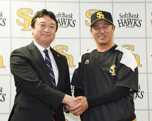 入団会見で三笠杉彦取締役GM（球団統括本部長）（左）と握手を交わす平石打撃兼野手総合コーチ（撮影・今浪浩三）