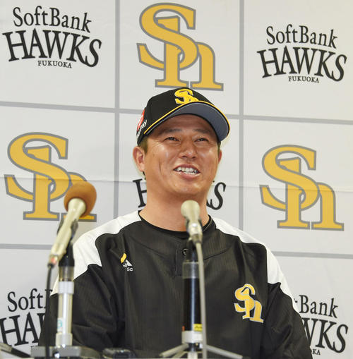 入団会見で笑顔を見せる平石打撃兼野手総合コーチ（撮影・今浪浩三）