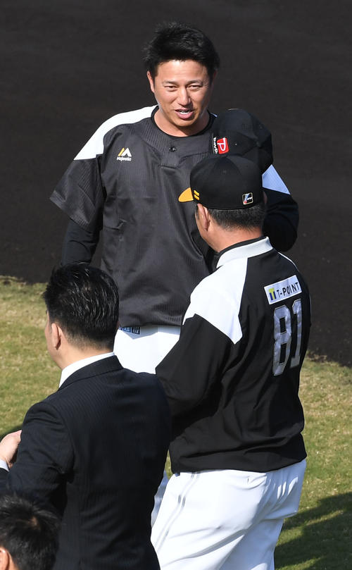 ソフトバンク宮崎秋季キャンプ　グラウンドで工藤公康監督とあいさつを交わす平石洋介打撃兼野手総合コーチ（撮影・今浪浩三）